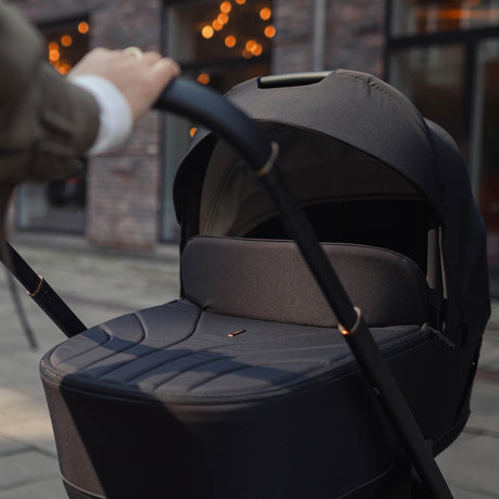 Close up shot of Venicci Claro carrycot in Noir black colour